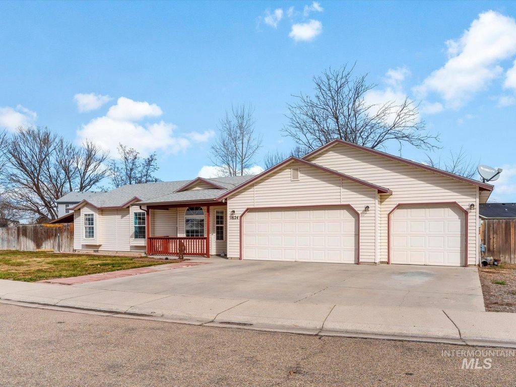 Photo of 1624 W Hawaii Ave, Nampa, ID 83686 (MLS # 98975777)