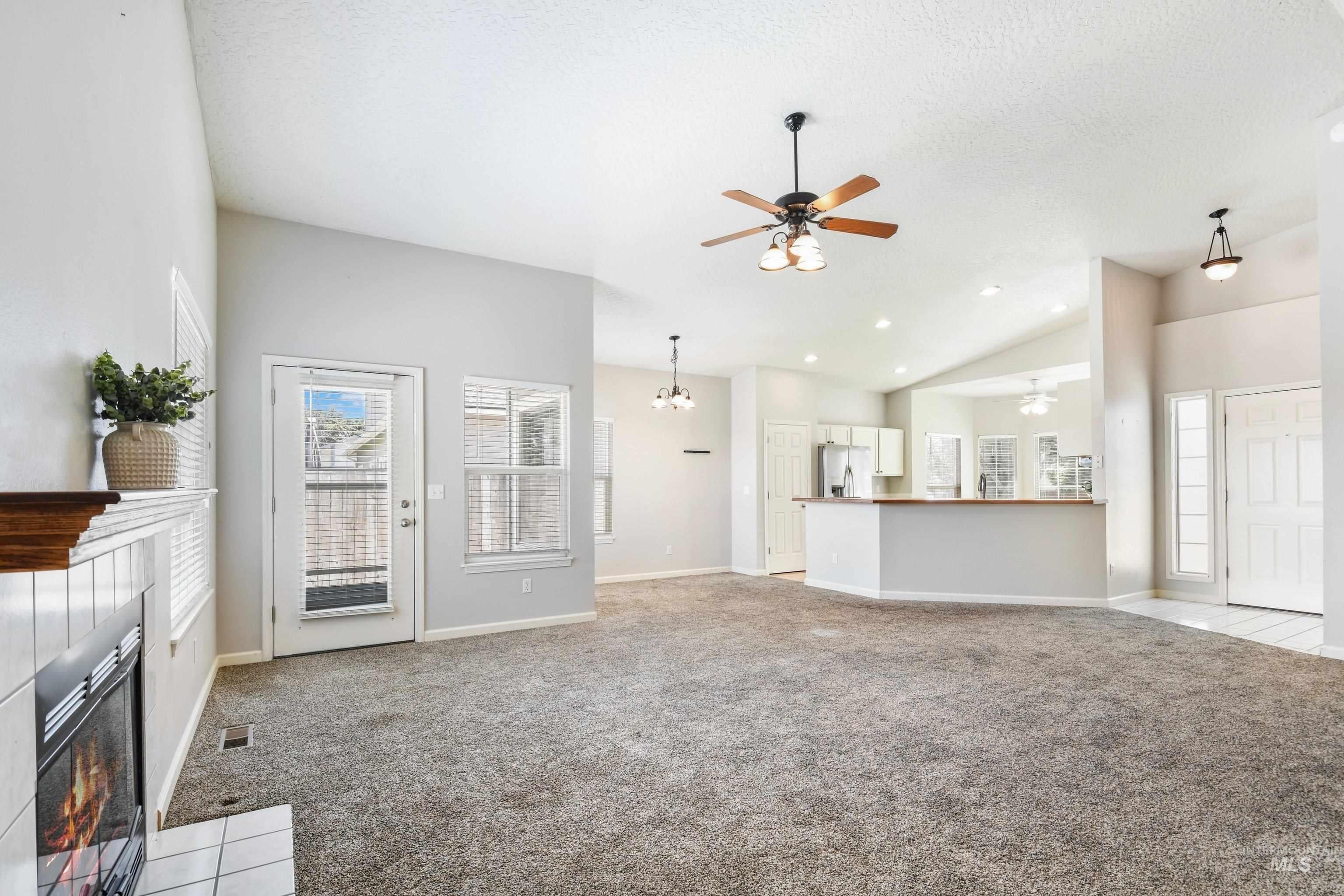 112 W Davenport Dr