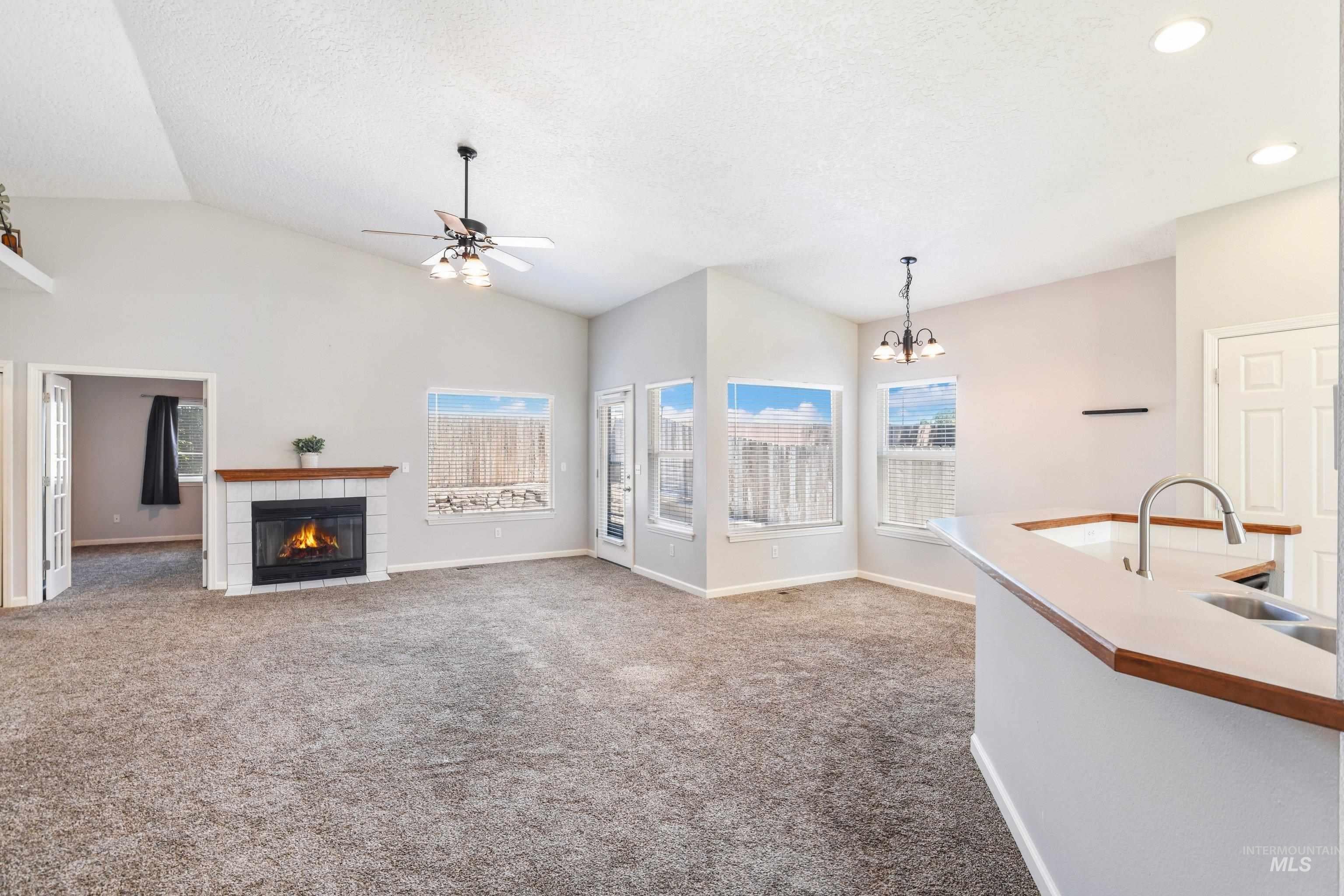 112 W Davenport Dr