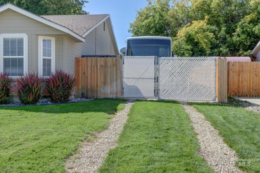 Photo of 985 W Greenhead St, Meridian, ID 83642 (MLS # 99000679)