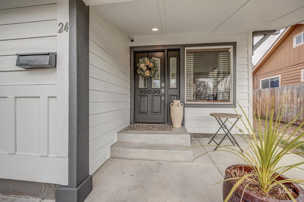 Photo of 24 N Fairview St, Nampa, ID 83651 (MLS # 98978604)