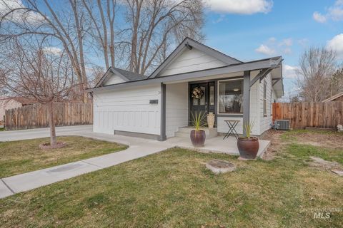 Photo of 24 N Fairview St, Nampa, ID 83651 (MLS # 98978604)