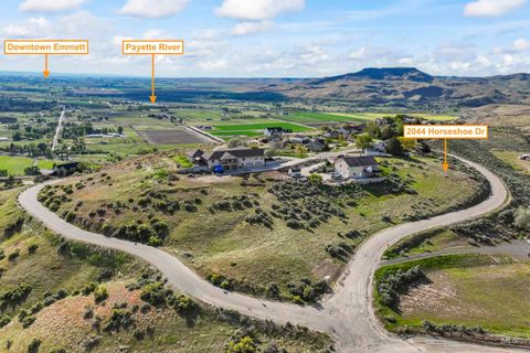 Photo of 2044 Horseshoe Dr, Emmett, ID 83617 (MLS # 98945285)