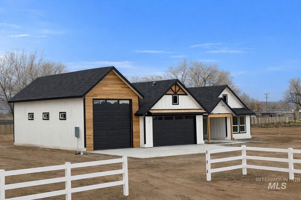 Photo of 5540 SE Greenwood Ave, Mountain Home, ID 83647 (MLS # 98969945)