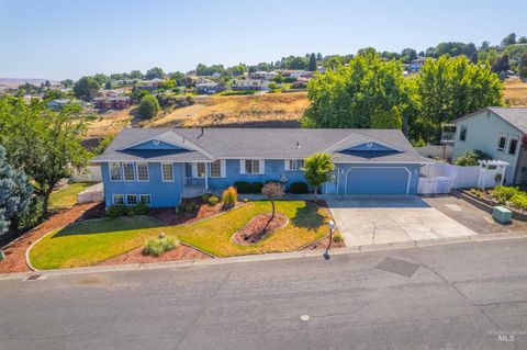 Photo of 2901 Knollcrest Drive, Lewiston, ID 83501 (MLS # 98954271)