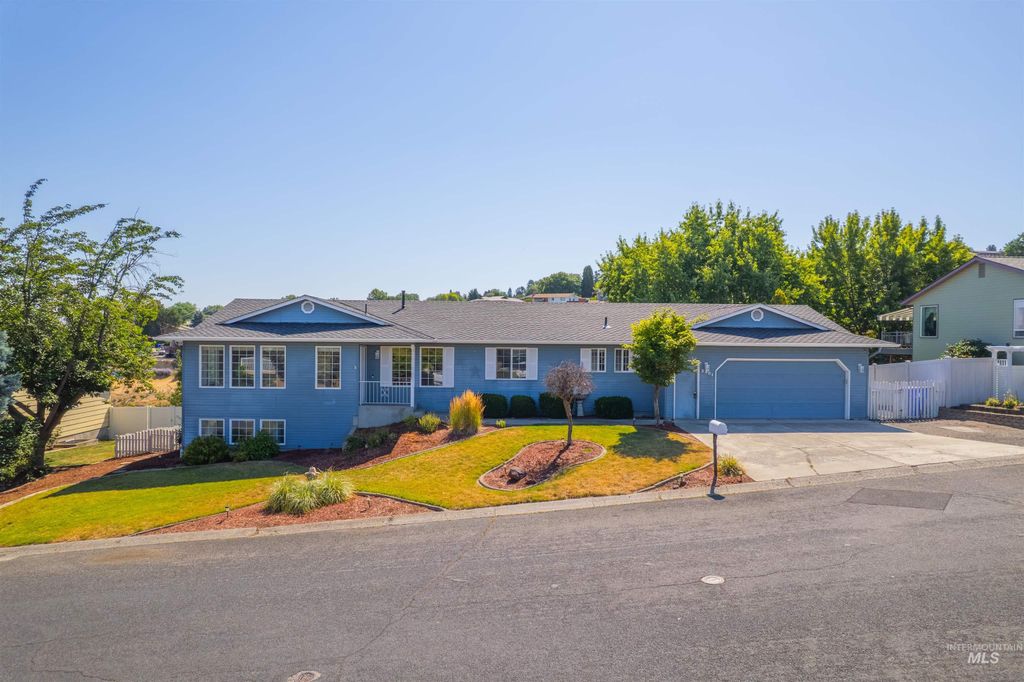 Photo of 2901 Knollcrest Drive, Lewiston, ID 83501 (MLS # 98954271)