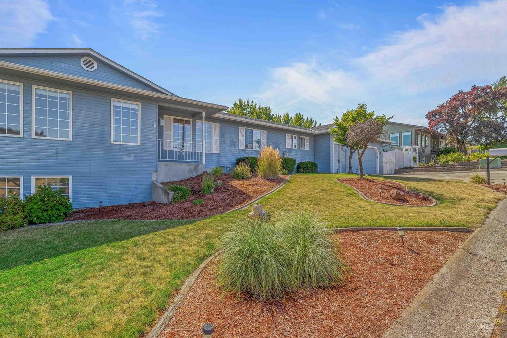 Photo of 2901 Knollcrest Drive, Lewiston, ID 83501 (MLS # 98954271)
