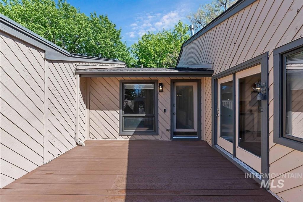 Photo of 968 N Camelot Dr, Boise, ID 83704 (MLS # 98982929)