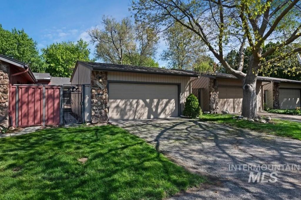 Photo of 968 N Camelot Dr, Boise, ID 83704 (MLS # 98982929)
