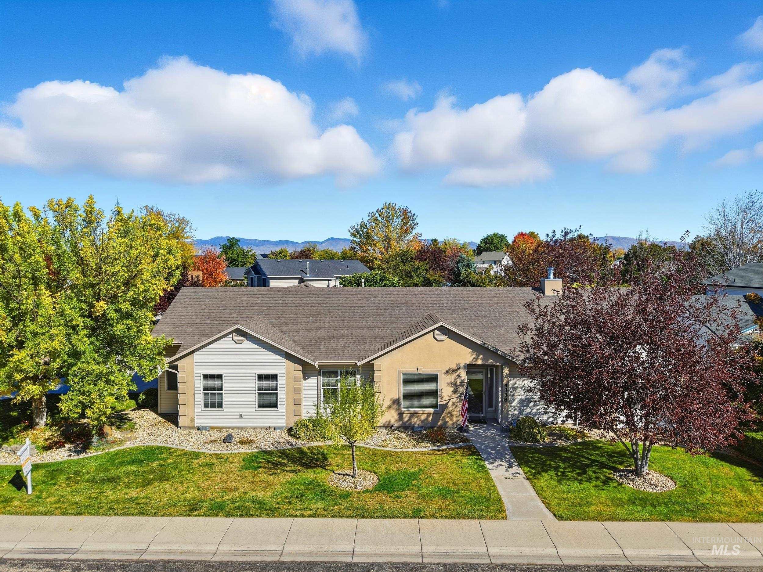View of front facade featuring a front lawn