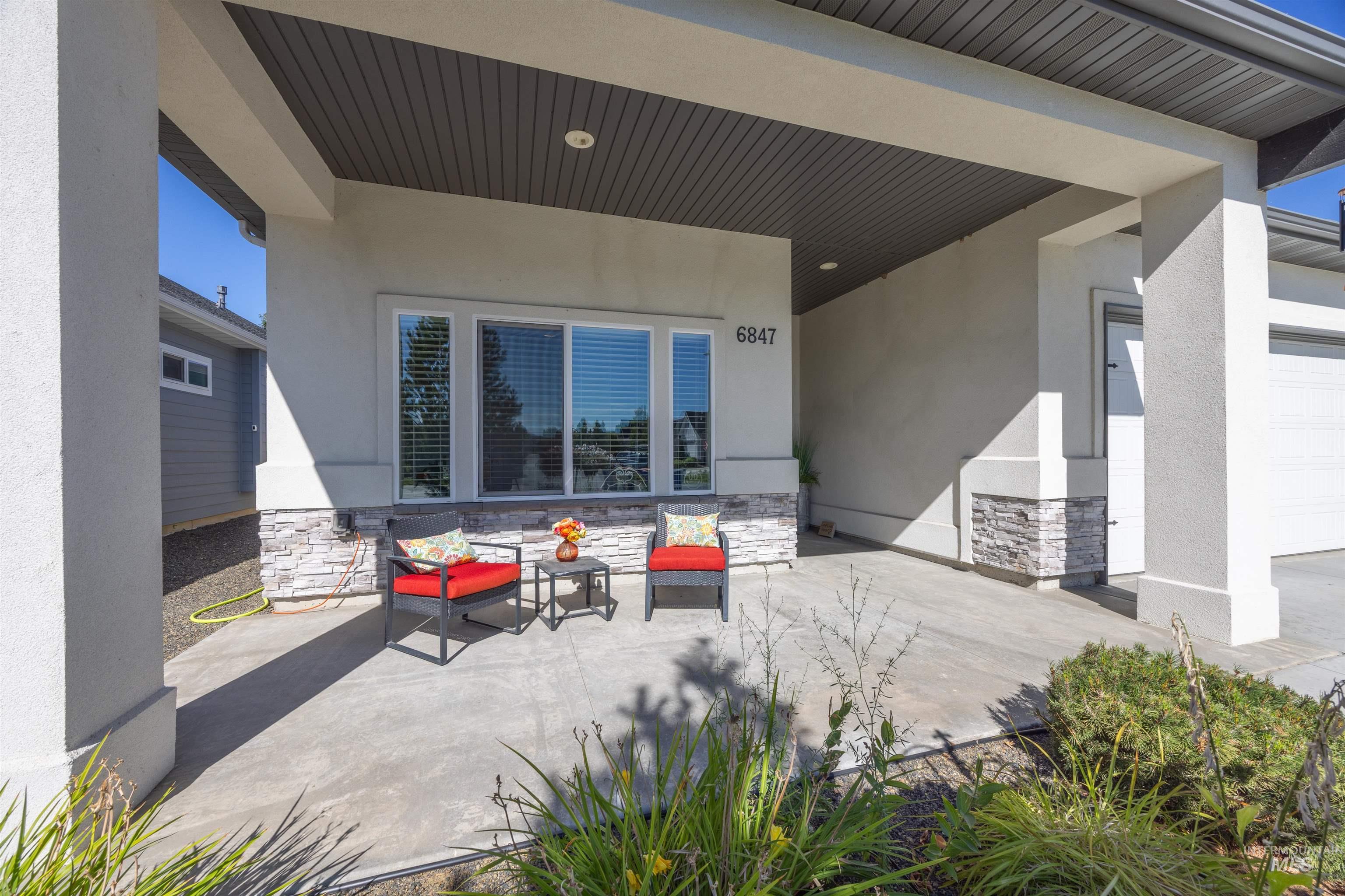 6847 N Cathedral Lane