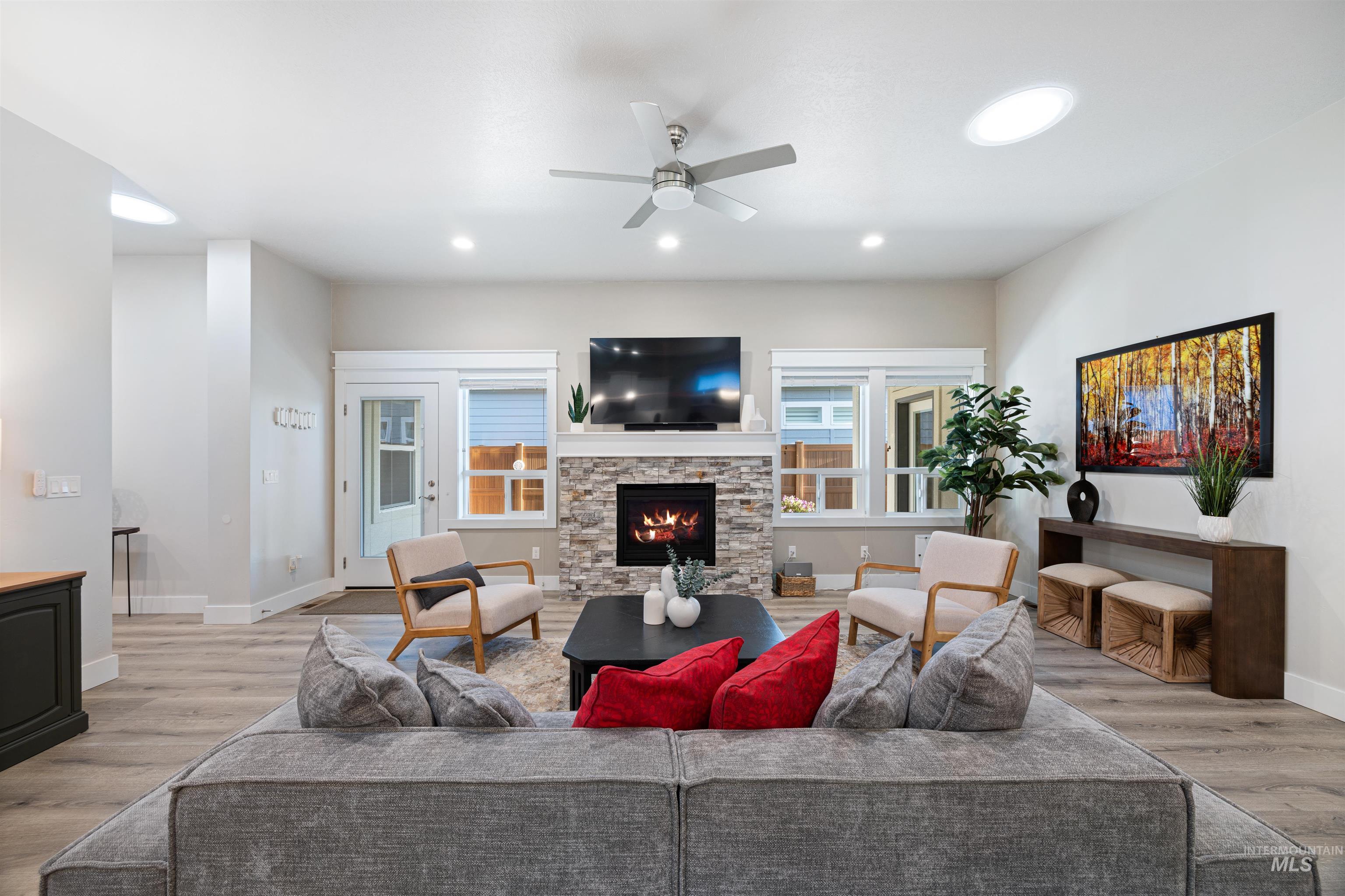 6847 N Cathedral Lane