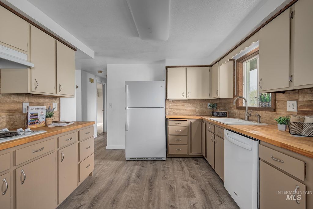 Photo of 4484 Community Rd, Ontario, OR 97914 (MLS # 98980138)