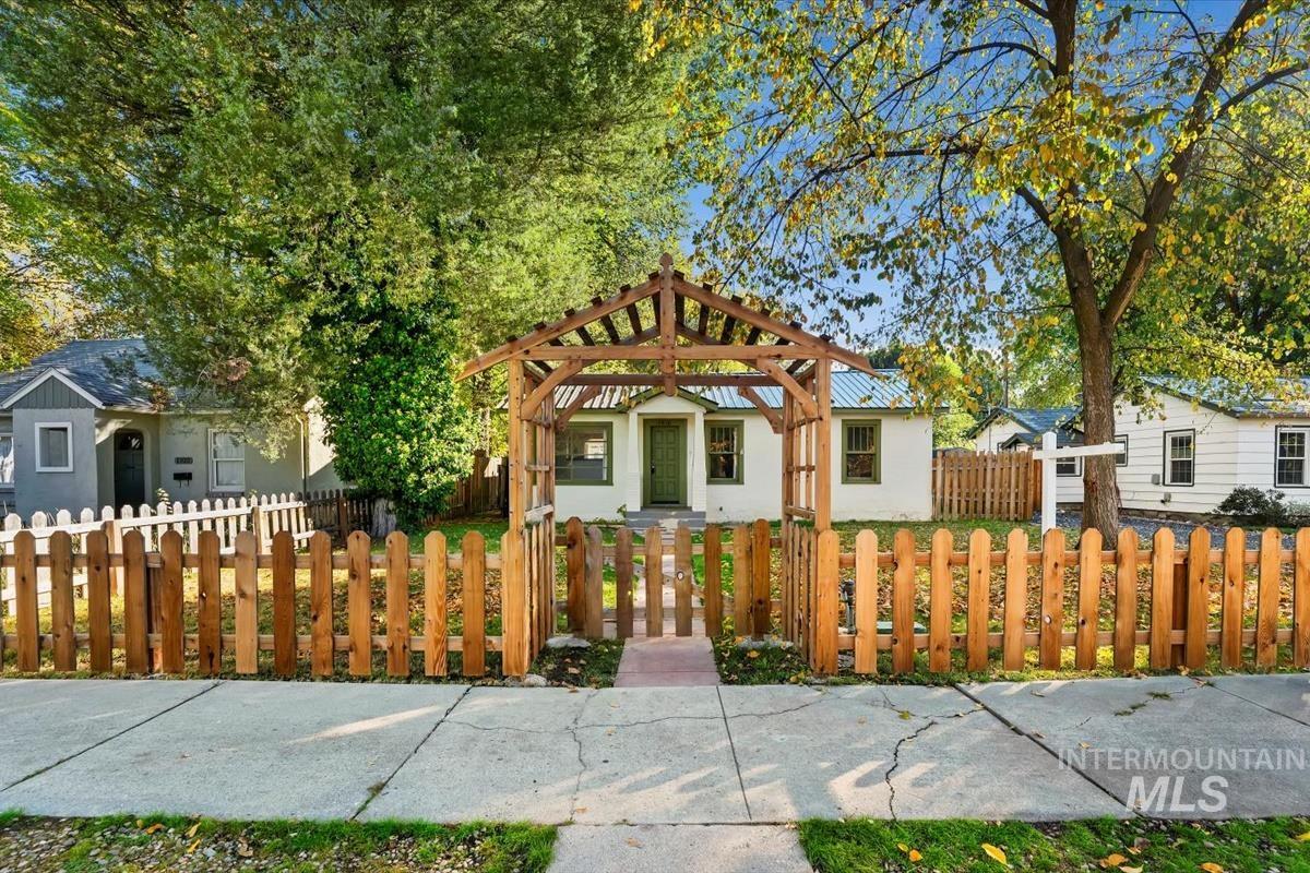 View of front of house with a gate, stucco siding, and a fenced front yard