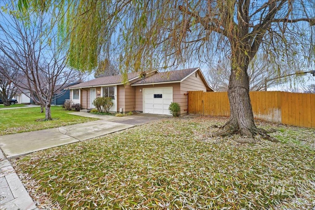 Photo of 3199 N Cribbens Ave, Boise, ID 83713 (MLS # 98969435)