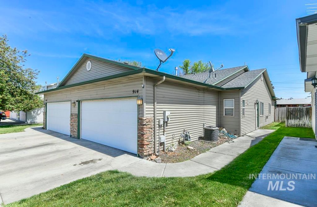 Photo of 914 S Diamond St, Nampa, ID 83686 (MLS # 98985627)