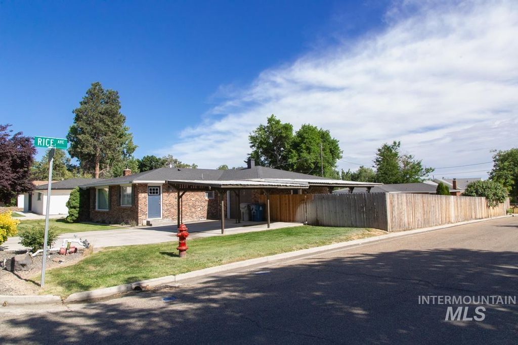 Photo of 1404 Rochester St, Caldwell, ID 83605 (MLS # 98991429)