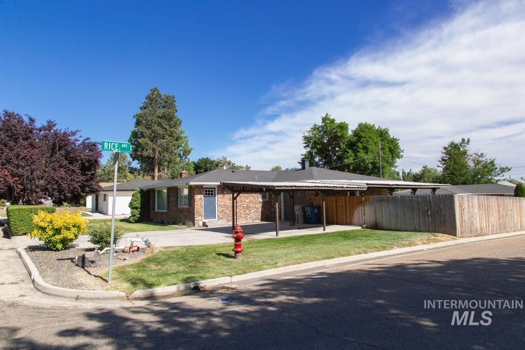 Photo of 1404 Rochester St, Caldwell, ID 83605 (MLS # 98991429)
