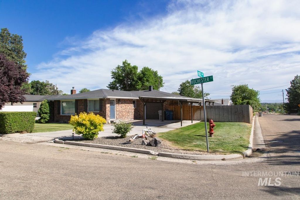 Photo of 1404 Rochester St, Caldwell, ID 83605 (MLS # 98991429)