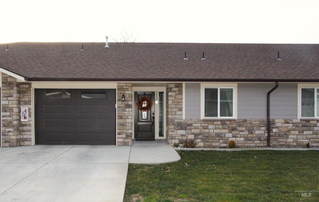 Photo of 3434 5th St #B, Lewiston, ID 83501 (MLS # 98965615)