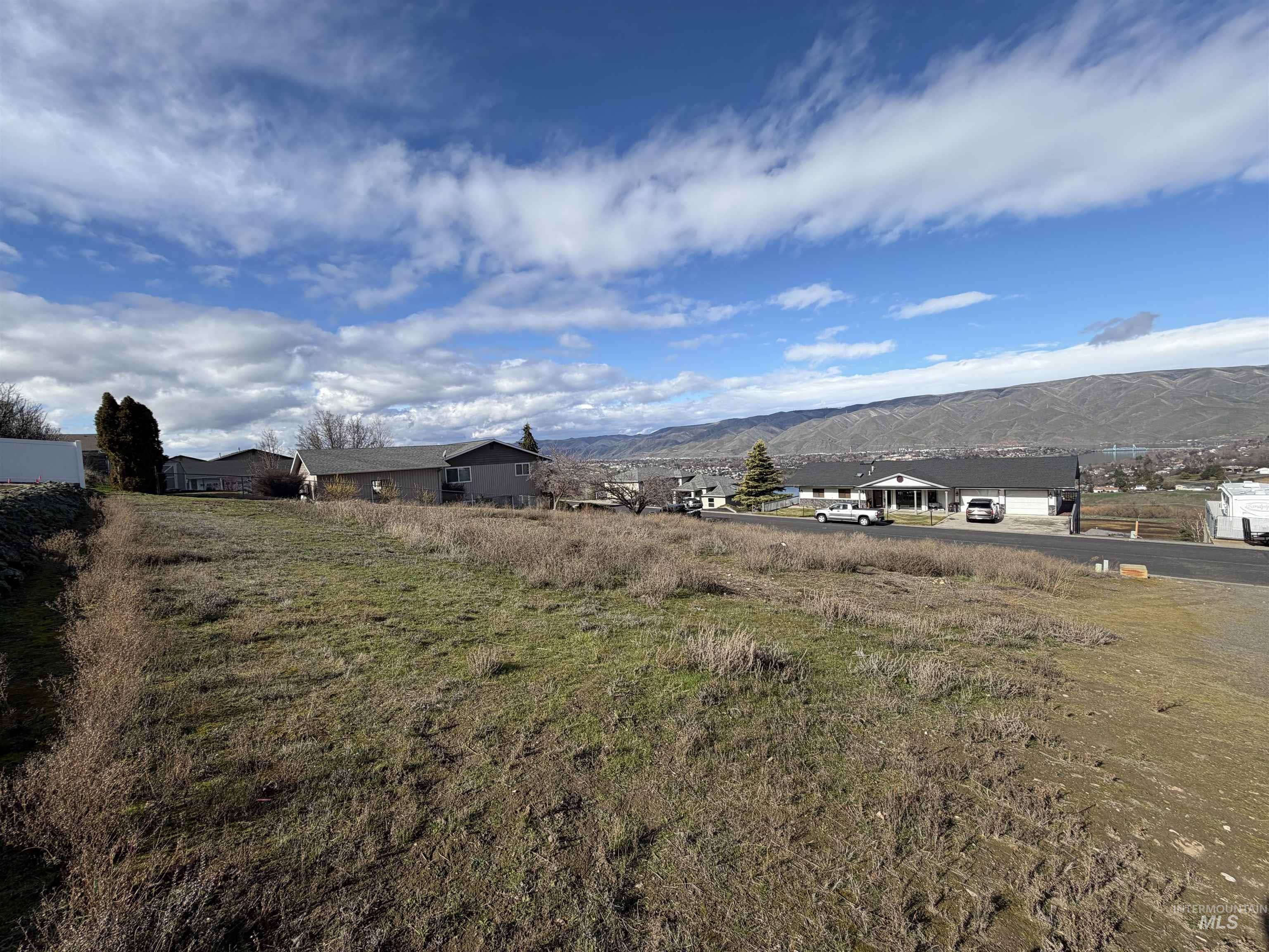 View of yard featuring a mountain view