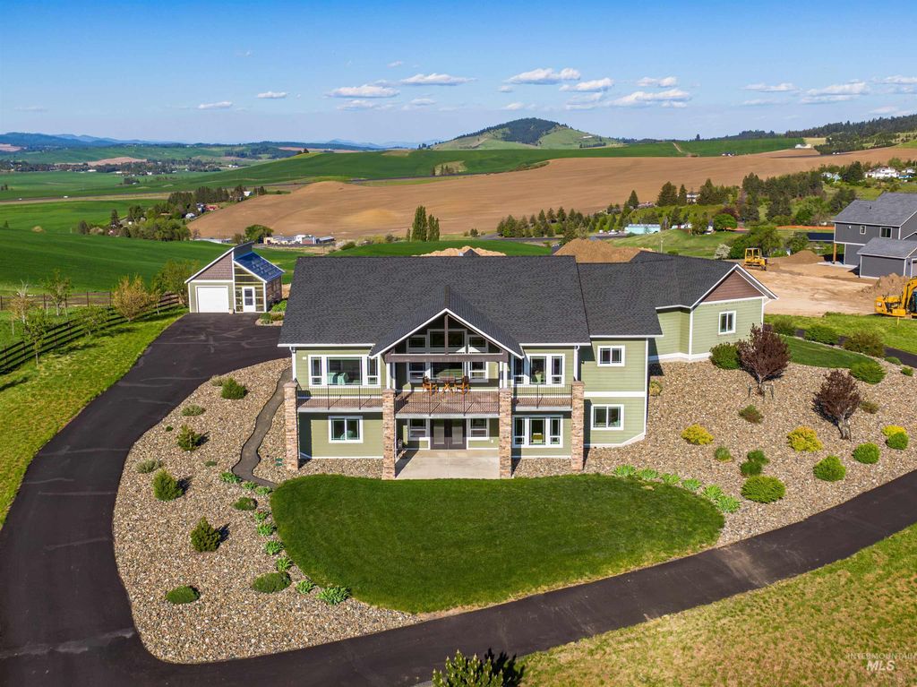 Photo of 1018 Skyview Loop, Moscow, ID 83843 (MLS # 98985079)