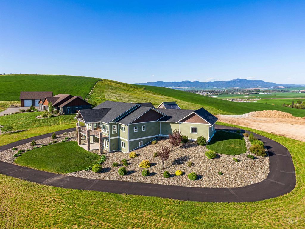 Photo of 1018 Skyview Loop, Moscow, ID 83843 (MLS # 98985079)