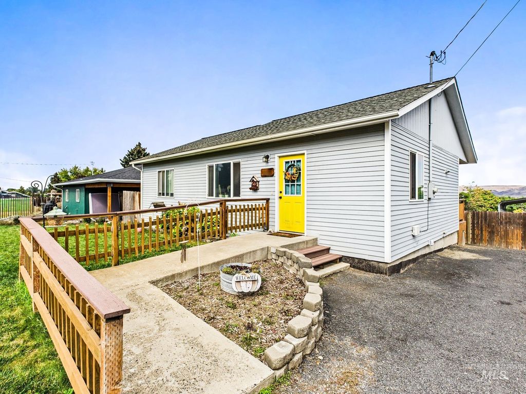 Photo of 1539 Alder Ave, Lewiston, ID 83501 (MLS # 98963928)