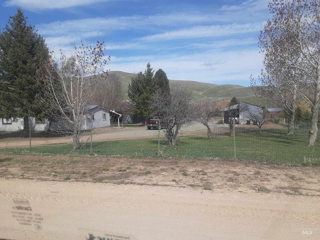 Photo of 102 Willow Creek Rd, Fairfield, ID 83327 (MLS # 98979192)
