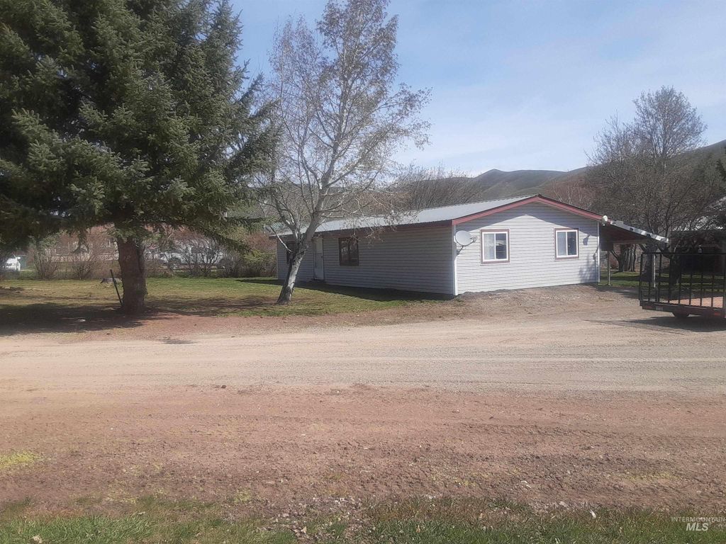 Photo of 102 Willow Creek Rd, Fairfield, ID 83327 (MLS # 98979192)