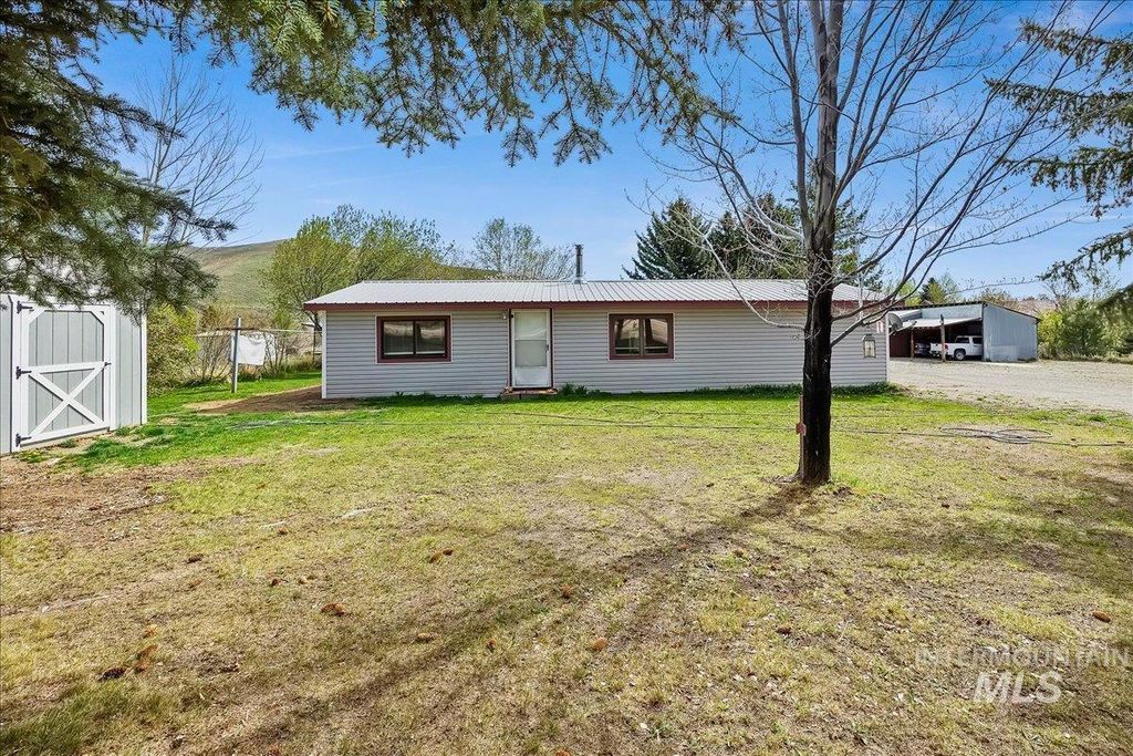 Photo of 102 Willow Creek Rd, Fairfield, ID 83327 (MLS # 98979192)