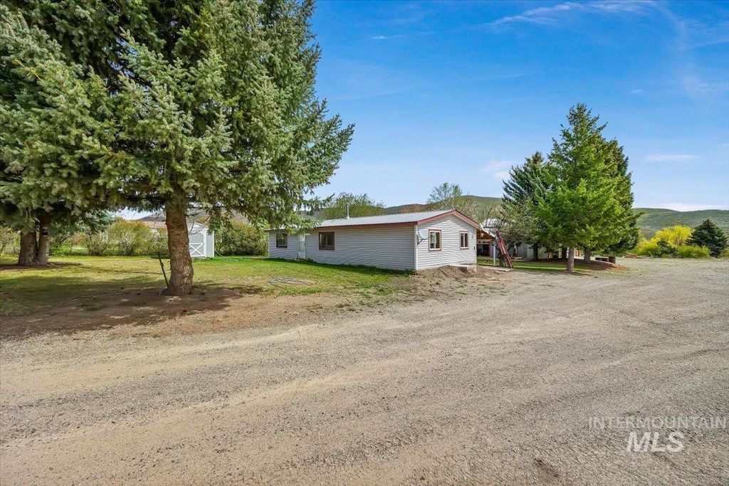 Photo of 102 Willow Creek Rd, Fairfield, ID 83327 (MLS # 98979192)