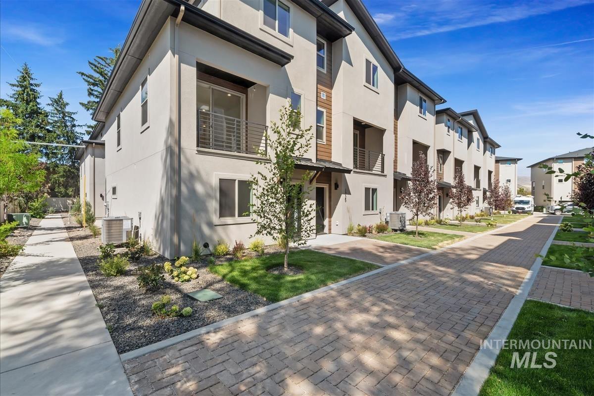 View of home's community with a balcony and a residential view