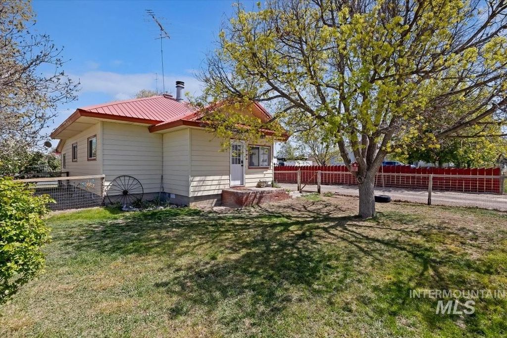 Photo of 931 Robertson St, Buhl, ID 83316 (MLS # 98983035)