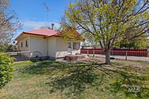 Photo of 931 Robertson St, Buhl, ID 83316 (MLS # 98983035)