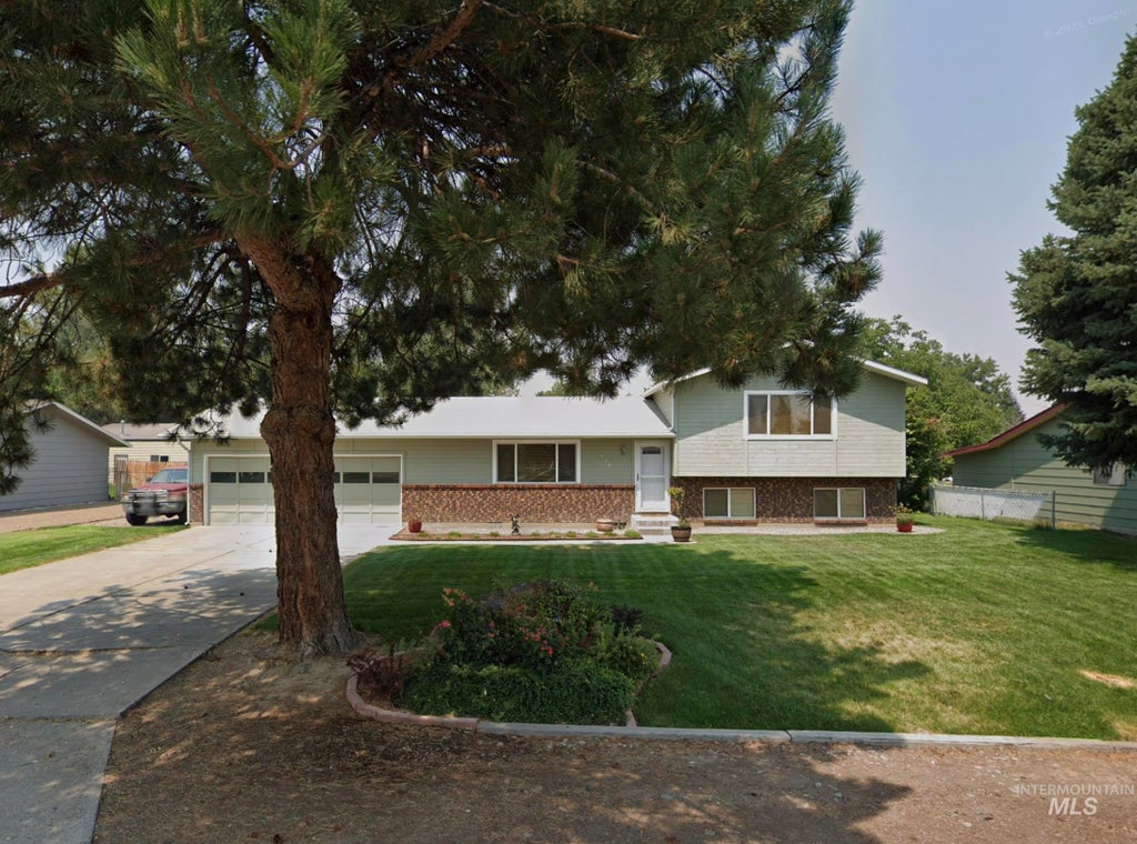 Photo of 130 Nw Carrie Circle, Mountain Home, ID 83647 (MLS # 98995437)