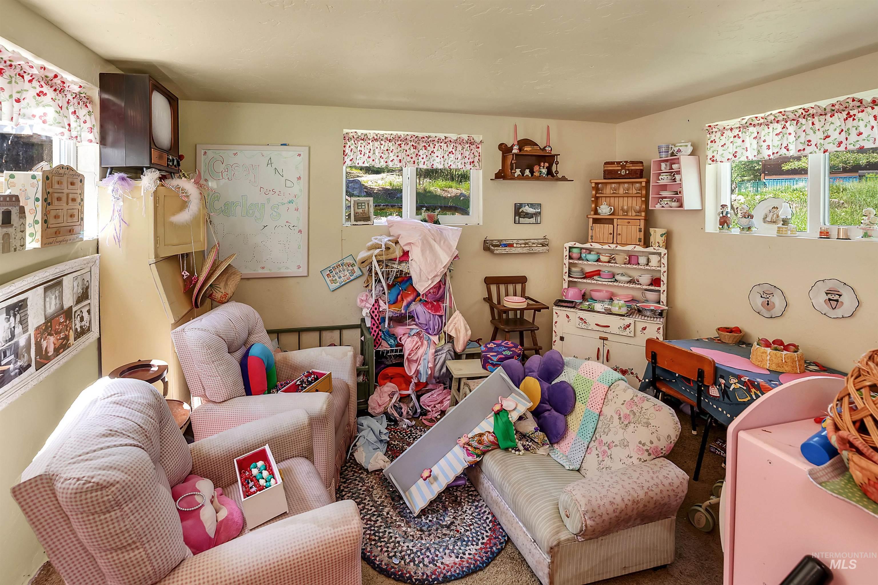 Game room with carpet flooring