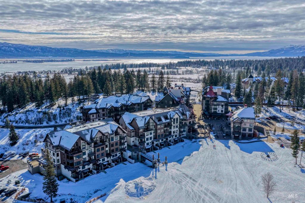 Photo of 780 Village Dr #305, Donnelly, ID 83615 (MLS # 98974974)