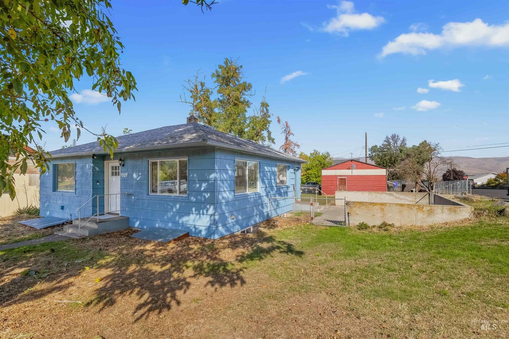 Photo of 1527 20th Ave, Lewiston, ID 83501 (MLS # 99002652)