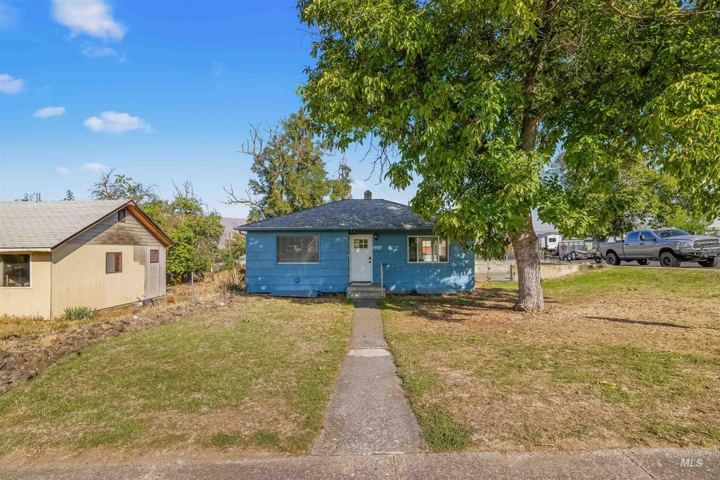 Photo of 1527 20th Ave, Lewiston, ID 83501 (MLS # 99002652)