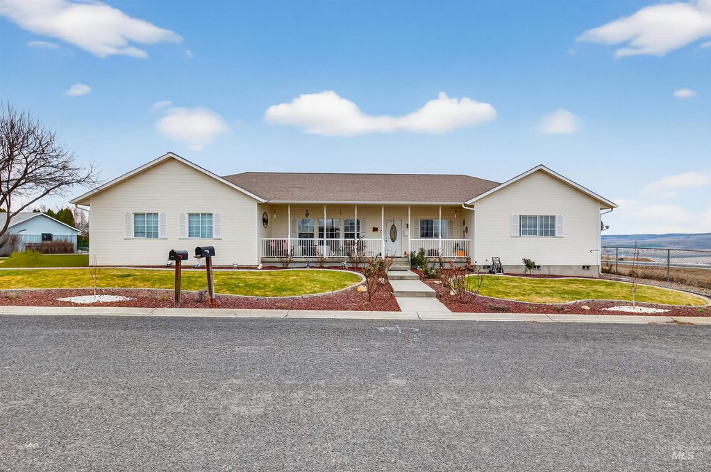 Photo of 3737 19th St, Lewiston, ID 83501 (MLS # 98974199)