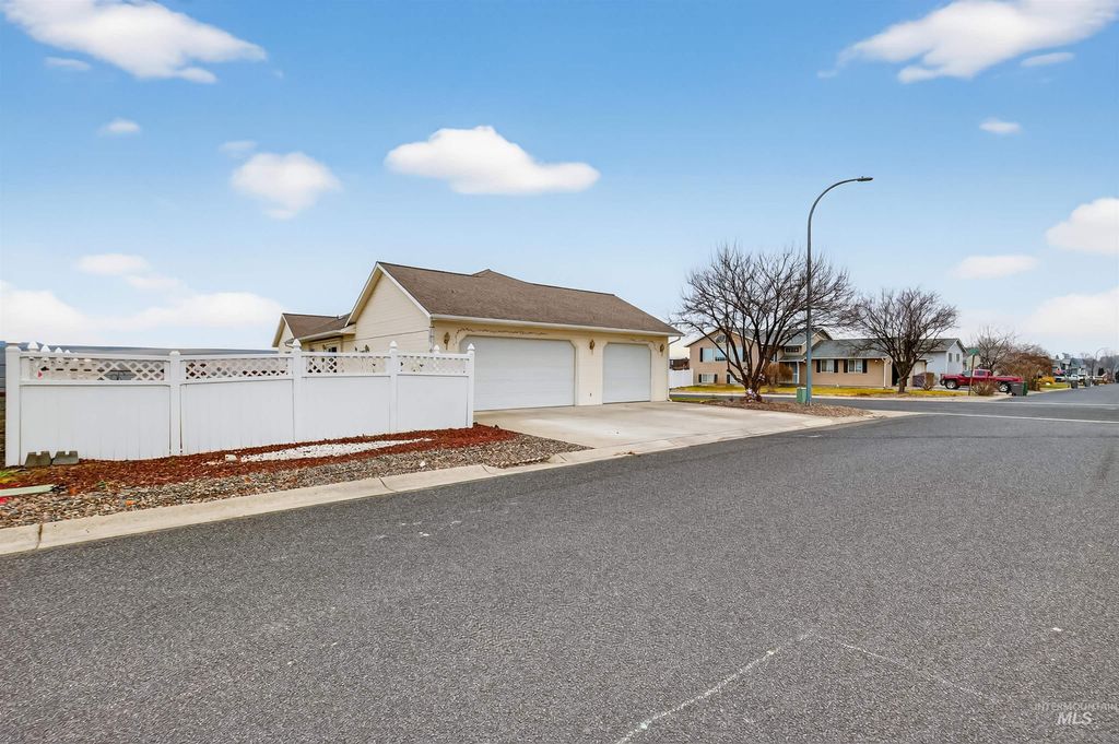 Photo of 3737 19th St, Lewiston, ID 83501 (MLS # 98974199)