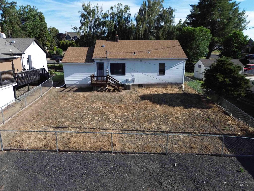 Photo of 1811 17th Avenue, Lewiston, ID 83501 (MLS # 98950472)