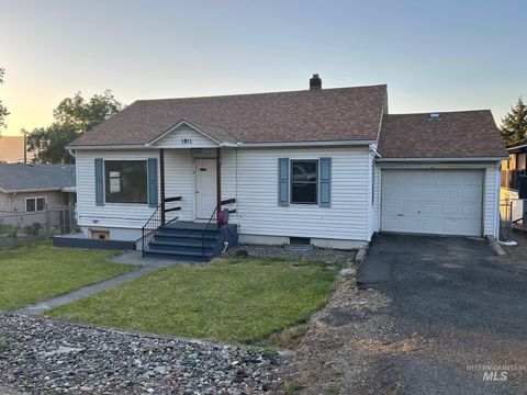 Photo of 1811 17th Avenue, Lewiston, ID 83501 (MLS # 98950472)