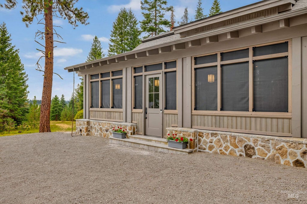 Photo of 16 Vernon Ct, McCall, ID 83638 (MLS # 98999410)
