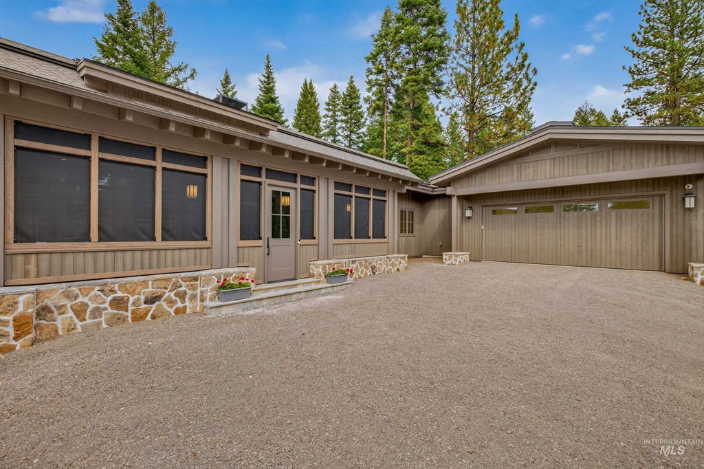 Photo of 16 Vernon Ct, McCall, ID 83638 (MLS # 98999410)