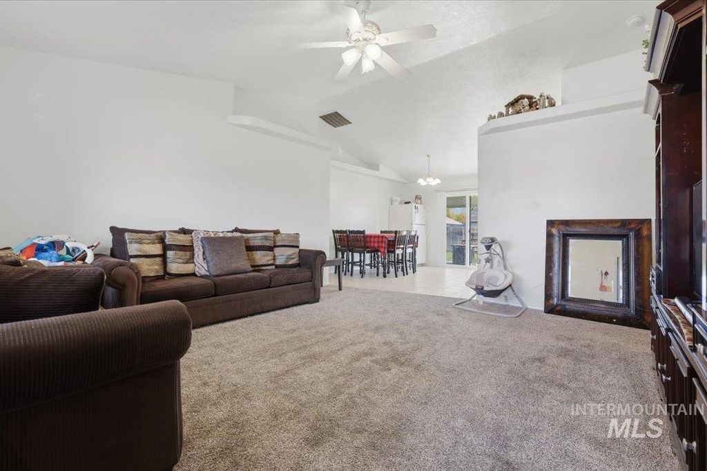Photo of 1022 W Aberdeen Ave, Nampa, ID 83686 (MLS # 98984220)