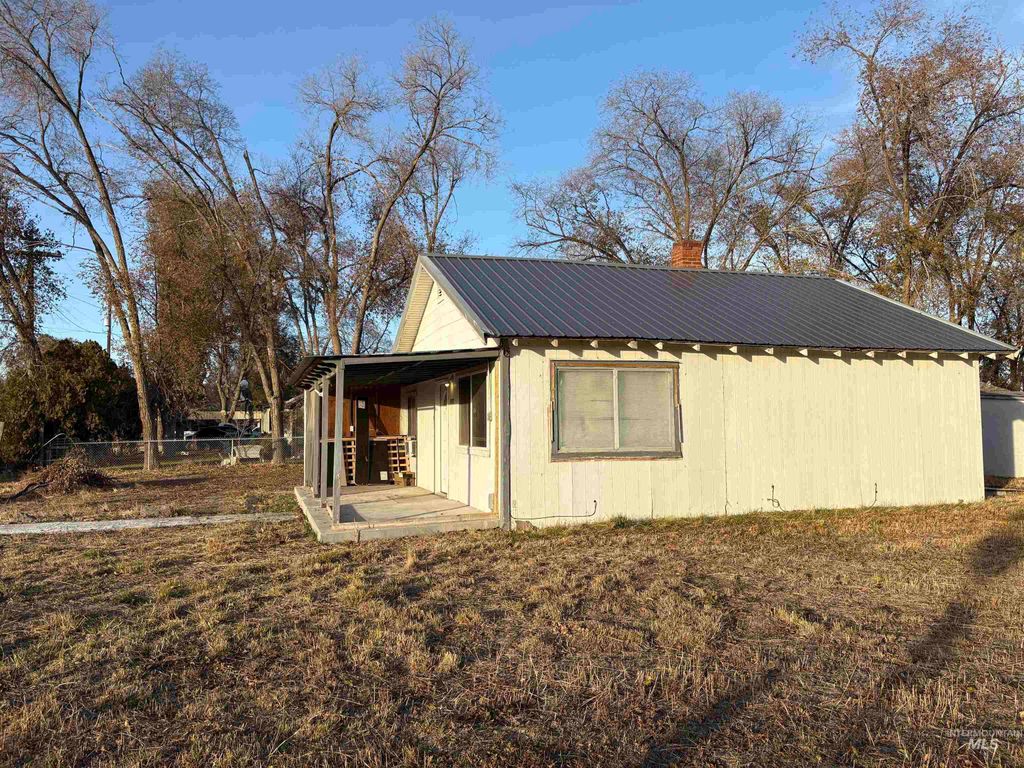 Photo of 324 N 10th St, Vale, OR 97918 (MLS # 98963082)