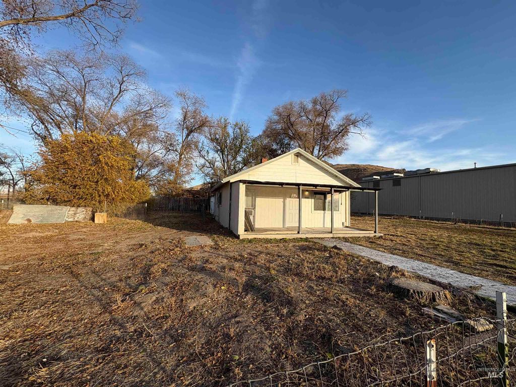 Photo of 324 N 10th St, Vale, OR 97918 (MLS # 98963082)