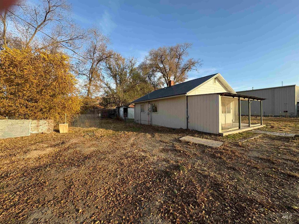 Photo of 324 N 10th St, Vale, OR 97918 (MLS # 98963082)